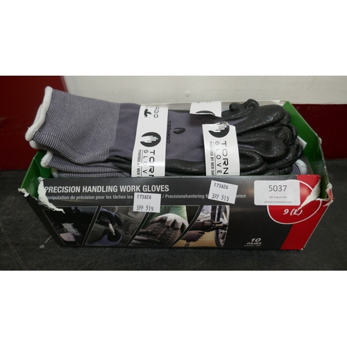 5037 - A box of work gloves and a Mac brown holdall and golf club cover (399-515,519) *This lot is subject ... 