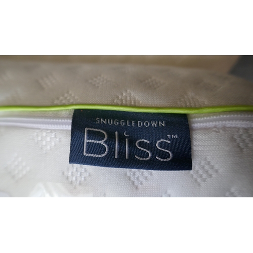 5047 - Two Snuggledown Bliss bamboo memory foam pillows (399-14,15) *This lot is subject to VAT