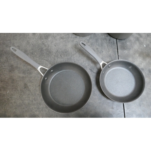 5062 - A Circulon scratch defence cookware set,  RRP £169.99 + VAT (399-33) *This lot is subject to VAT