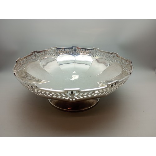 7237 - A George V silver fruit bowl with pierced foliate decoration, Birmingham, 1925, 553g, 23.7cm