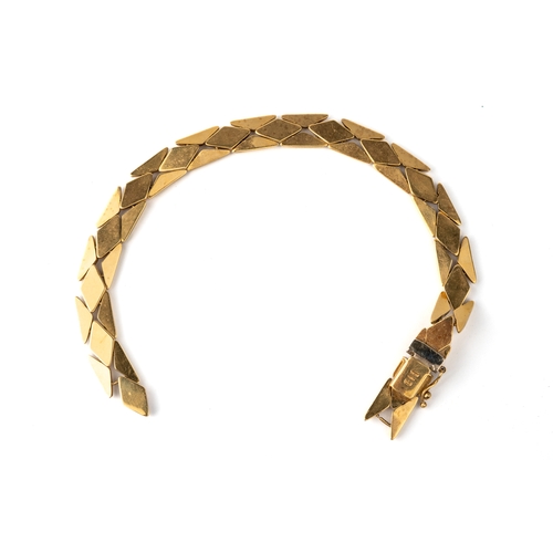 30 - An 18k yellow gold bracelet, having articulated lozenge links, box snap clasp, gross weight approx 1... 