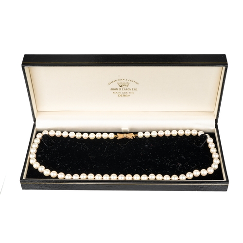 54 - A single row cultured pearl necklace with 9ct gold clasp, the uniform 6mm pearls with pink/silver ov... 