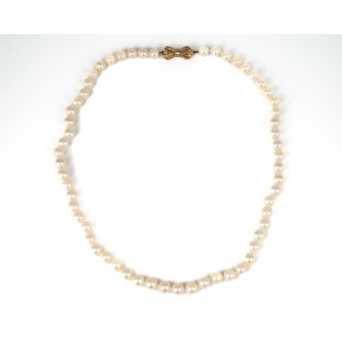 54 - A single row cultured pearl necklace with 9ct gold clasp, the uniform 6mm pearls with pink/silver ov... 