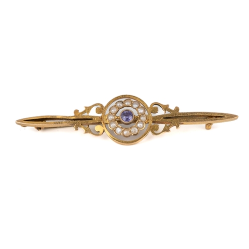 75 - An Edwardian 9ct yellow gold amethyst and seed pearl bar brooch, approx 5.3cm long, total gross weig... 