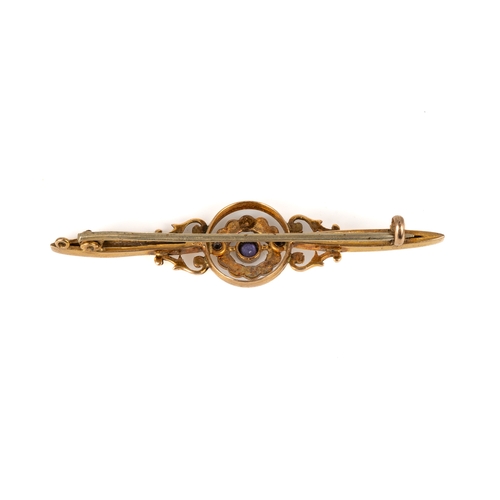 75 - An Edwardian 9ct yellow gold amethyst and seed pearl bar brooch, approx 5.3cm long, total gross weig... 