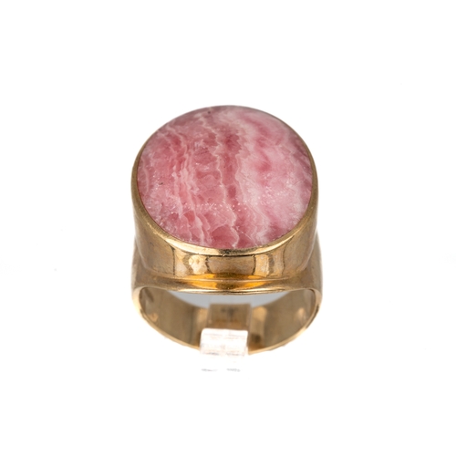 79 - A 9ct yellow gold and rhodochrosite oval dress ring, ring size O1/2, total gross weight approx 15.3g