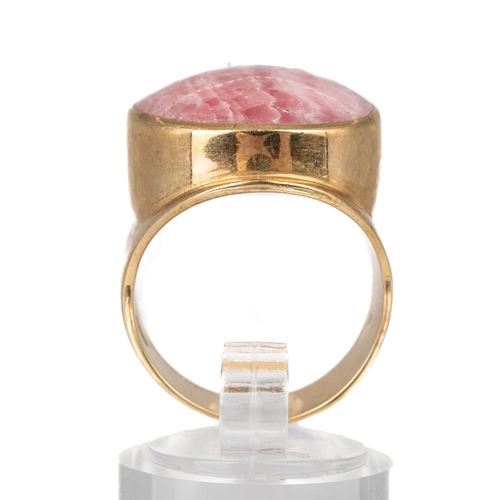 79 - A 9ct yellow gold and rhodochrosite oval dress ring, ring size O1/2, total gross weight approx 15.3g