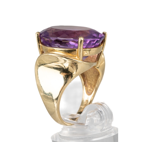 81 - A 10k yellow gold and amethyst dress ring, the large oval amethyst approx 20 x 15 x 10mm, ring size ... 