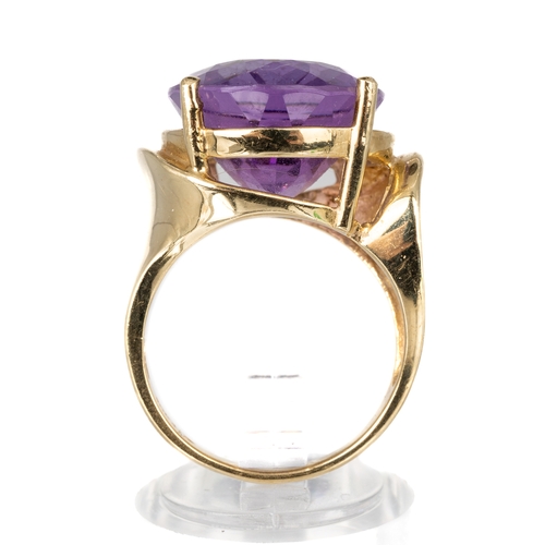 81 - A 10k yellow gold and amethyst dress ring, the large oval amethyst approx 20 x 15 x 10mm, ring size ... 