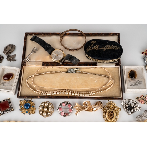 103 - A collection of costume jewellery, including an Edwardian 9ct gold and peridot brooch (af), approx 2... 