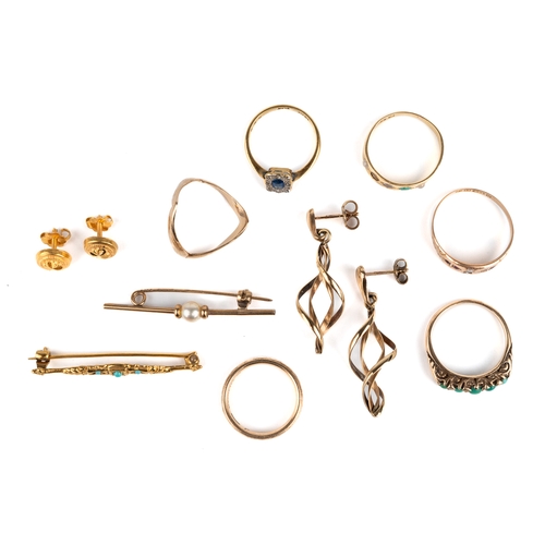 136 - A collection of gold jewellery, including a pair of 22ct gold stud earrings, approx 1.3g; a 15ct gol... 