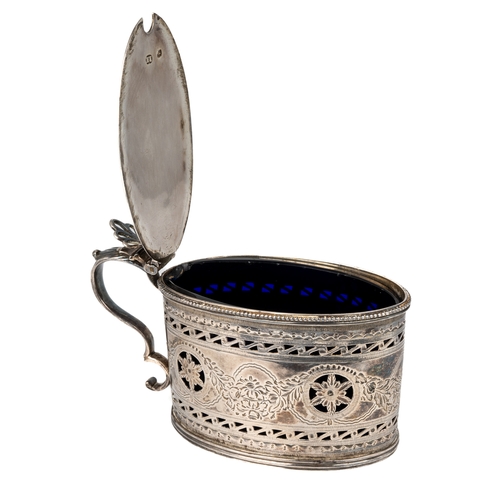 188 - A George III silver mustard pot and cover, Robert Hennell, London 1784, with blue glass liner, appro... 