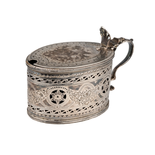 188 - A George III silver mustard pot and cover, Robert Hennell, London 1784, with blue glass liner, appro... 