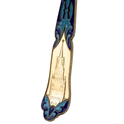 189 - A Russian silver-gilt and enamel cake slice, the handle cast in relief depicting the Kremlin clock t... 