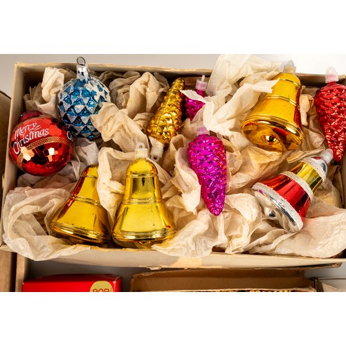 292 - A collection of Vintage Christmas decorations (Q)