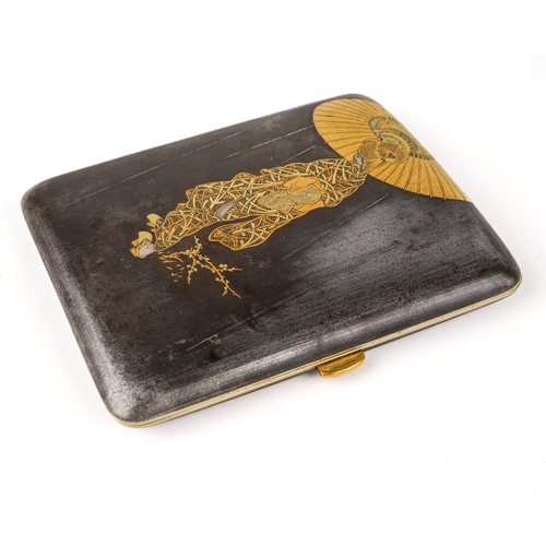 524 - A Japanese Komai cigarette case depicting Geisha to the front with inlaid gold detail, Komai family ... 