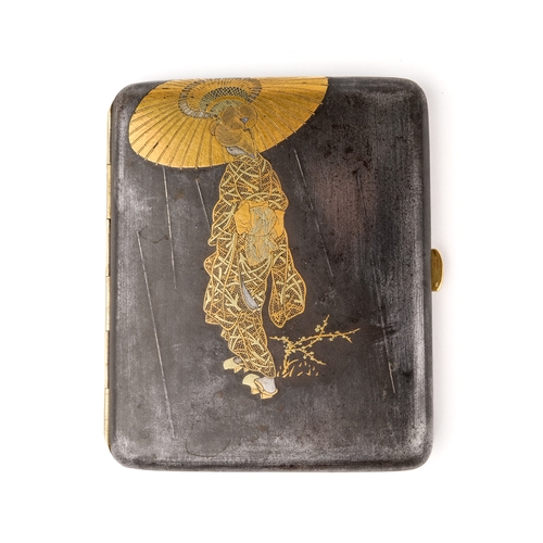 524 - A Japanese Komai cigarette case depicting Geisha to the front with inlaid gold detail, Komai family ... 