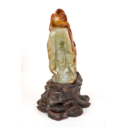 553 - A Chinese carved jade figure, depicting an elder, approx 12cm high, approx 277g, boxed with paperwor... 