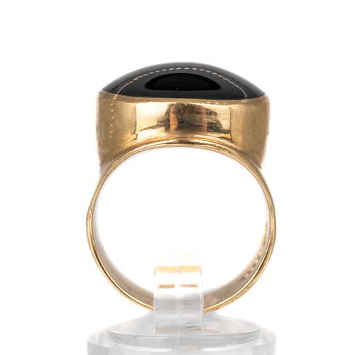 6 - A 9ct yellow gold and onyx dress ring, size O1/2, total gross weight approx. 12.4g