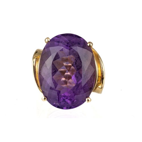 7 - A 10k yellow gold and amethyst dress ring, the large oval amethyst approx. 20 x 15 x 10mm, ring size... 