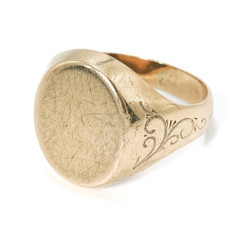 17 - A 9ct yellow gold gent's signet ring, size U1/2, total gross weight approx 7.4g