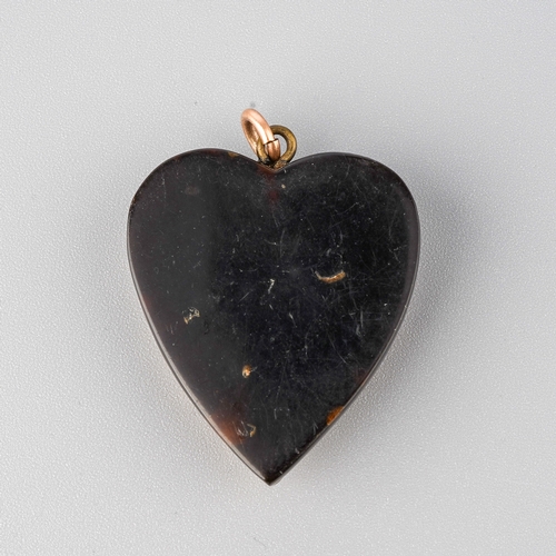 54 - A 19th century tortoiseshell heart shaped pendant, inlaid gold piqué work, approx 3.2cm x 2.6cm, loo... 