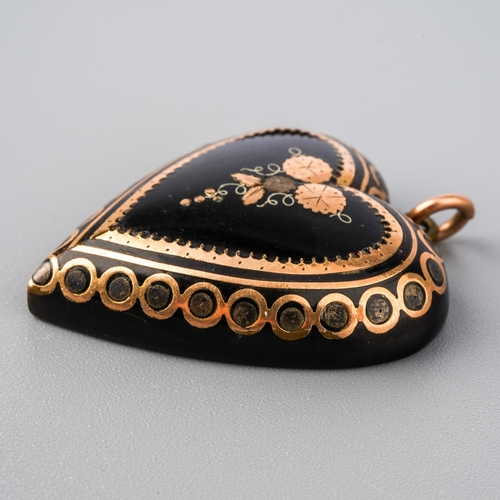 54 - A 19th century tortoiseshell heart shaped pendant, inlaid gold piqué work, approx 3.2cm x 2.6cm, loo... 