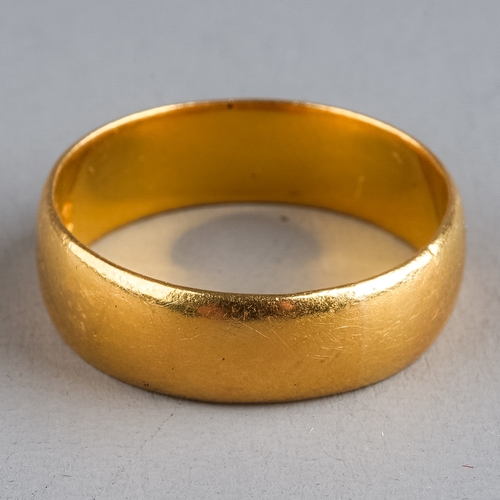 83 - A 22ct yellow gold wedding band, approx 5.8mm wide, ring size S, total gross weight approx 6.2g