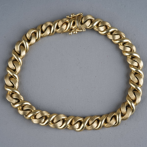 84 - An Italian 9ct yellow gold bracelet, by Chiampesan, having alternating brushed and polished curb lin... 