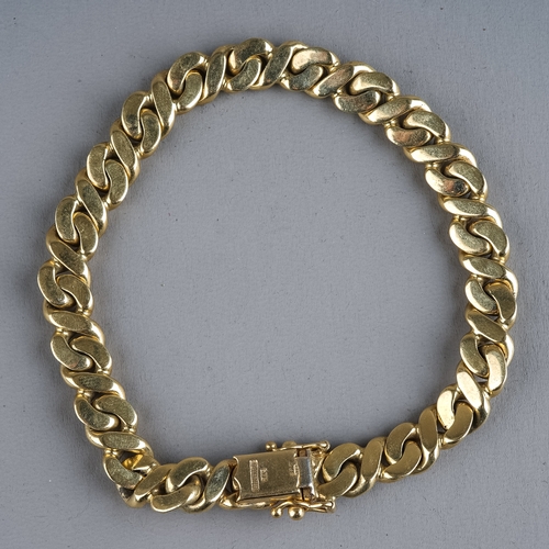 84 - An Italian 9ct yellow gold bracelet, by Chiampesan, having alternating brushed and polished curb lin... 