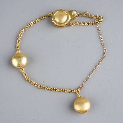 89 - Chimento - an Italian 18ct yellow gold necklace, with polished and textured oval link, alternately s... 