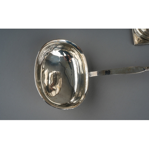 156 - A collection of silver to include: Georgian style baluster caster, hallmarked Birmingham, 1920; an o... 