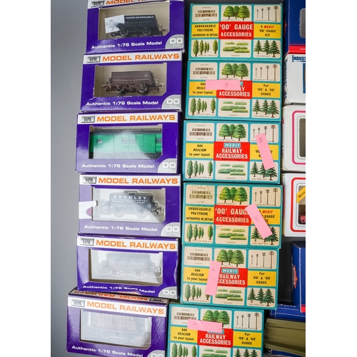 281 - Assorted vintage model railway accessories to include: boxed Dapol 1:76 / 00 gauge good wagons; Meri... 