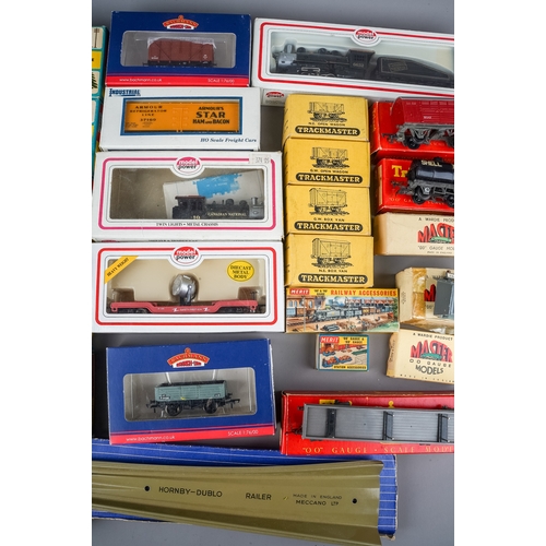 281 - Assorted vintage model railway accessories to include: boxed Dapol 1:76 / 00 gauge good wagons; Meri... 