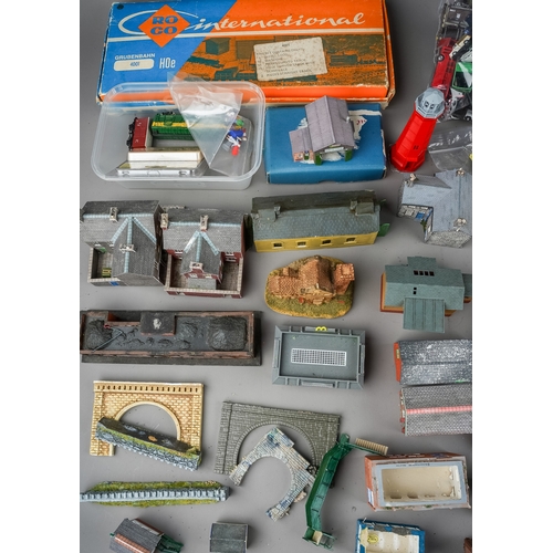 287 - Assorted miniature and miniscule railway model trains, tracks, figures, animals, cars, jeeps, houses... 