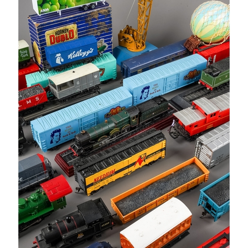 300 - A vintage Dinky die cast Goods Yard crane, a boxed Hornby Duplo DI level crossing together with an a... 