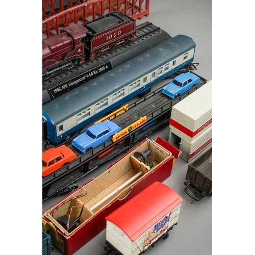 300 - A vintage Dinky die cast Goods Yard crane, a boxed Hornby Duplo DI level crossing together with an a... 