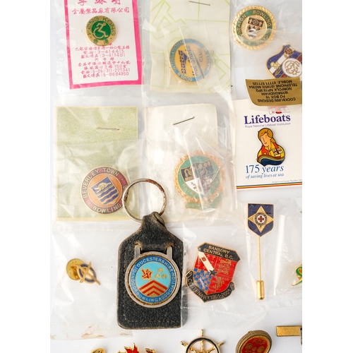 323 - A collection of enameled badges, including various bowling clubs around the UK, approx 40, plus a ke... 