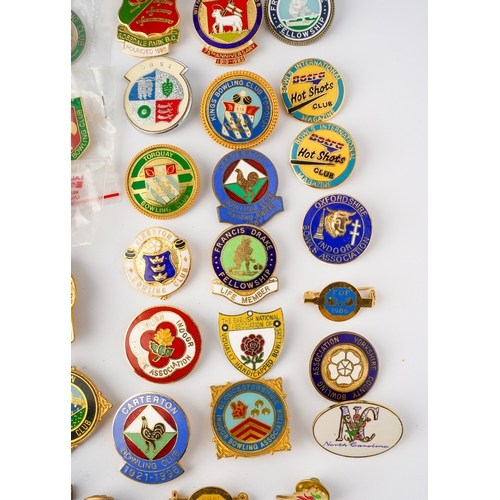 323 - A collection of enameled badges, including various bowling clubs around the UK, approx 40, plus a ke... 