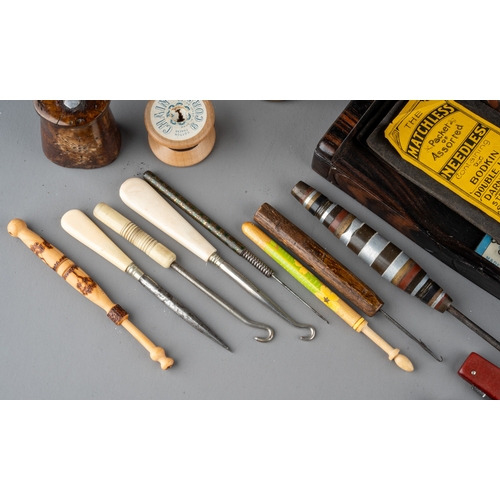 352 - Mix of vintage sewing items and horn needle case