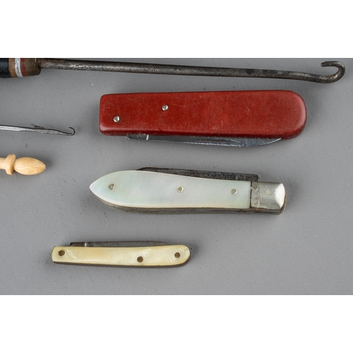 352 - Mix of vintage sewing items and horn needle case