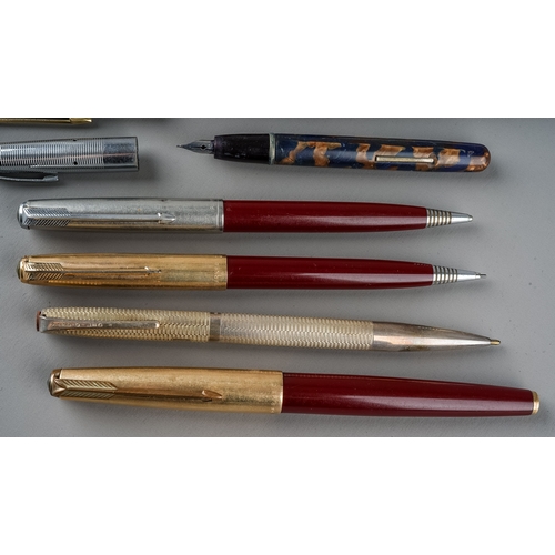 356 - A collection of vintage fountain pens including Parker, Schaeffer and others, four with 14k nibs (Q)