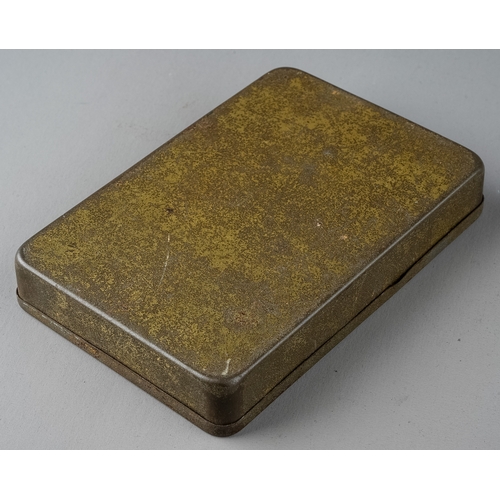 359 - WWI: a Queen Alexandra Christmas 1914 gift tin containing its original cigarettes, each bearing auto... 