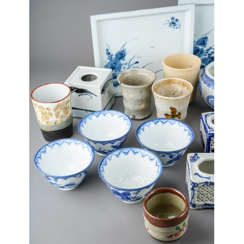 541 - A collection of 19th and 20th century Chinese and Japanese porcelain to include trays, incense burne... 