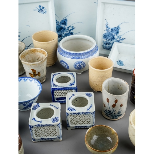 541 - A collection of 19th and 20th century Chinese and Japanese porcelain to include trays, incense burne... 