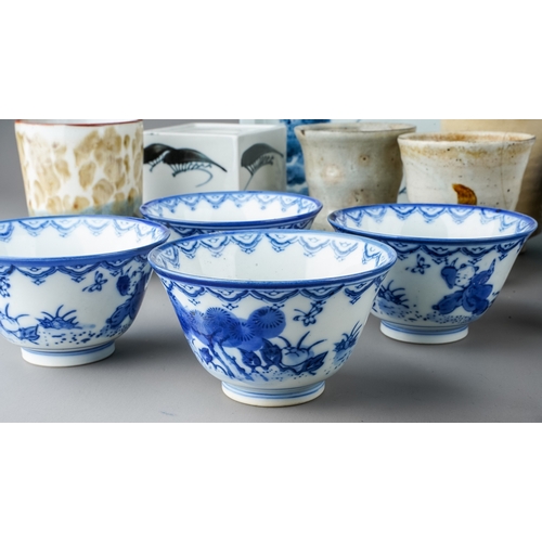 541 - A collection of 19th and 20th century Chinese and Japanese porcelain to include trays, incense burne... 