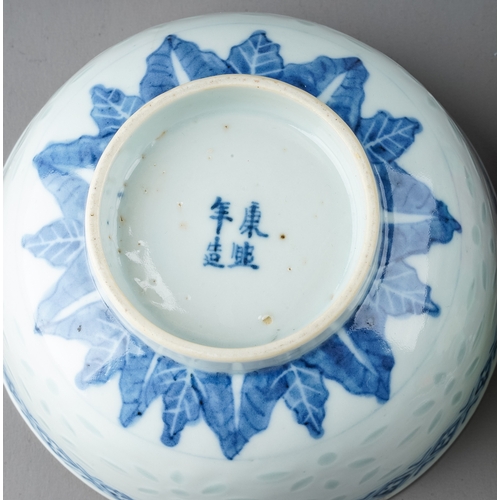 542 - A collection of 19th-20th century Chinese porcelain, to include very large Chinese blue and white 19... 