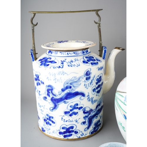 542 - A collection of 19th-20th century Chinese porcelain, to include very large Chinese blue and white 19... 