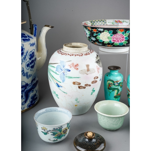 542 - A collection of 19th-20th century Chinese porcelain, to include very large Chinese blue and white 19... 