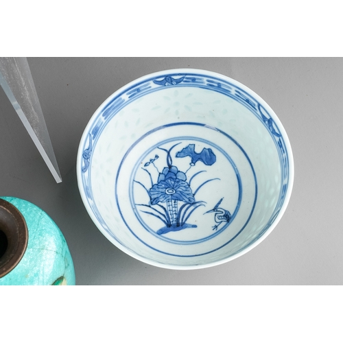 542 - A collection of 19th-20th century Chinese porcelain, to include very large Chinese blue and white 19... 